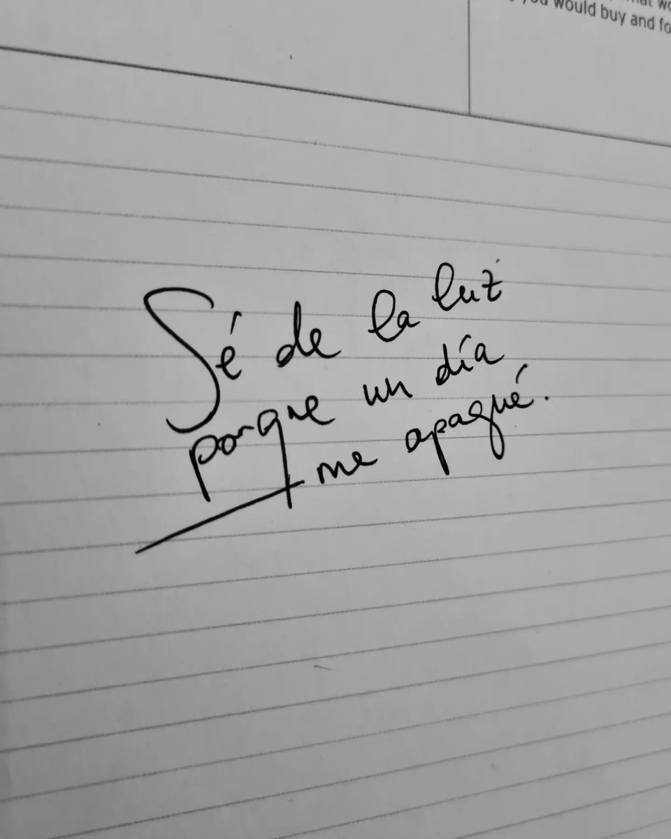SaraBuho's tweet photo. "Sé de la luz porque un día me apagué. Y ciertamente no fue cosa de un día, la mirada se acostumbra poco a poco a ver en la oscuridad y casi no te das cuenta. Miras a través de las pestañas, con dolor de cabeza de fruncir el ceño y con un cansancio que atraviesa la piel de fuera hacia dentro. Es como cuando de pequeña viene tu madre a encenderte la luz, porque llevas tanto tiempo concentrada en la lectura que no te has dado cuenta de que es casi de noche. No sabes que no estabas viendo casi nada hasta que te sorprende ese golpe foco. En soledad, hace falta que se haga totalmente de noche para entender que estás a oscuras. Te acostumbras a la tristeza, dialogas con ella hasta borrarle el nombre y bautizarla con el tuyo. Es difícil amanecerse, pero cuando vuelve la lucidez, te ha dado tiempo a aprenderte todos los caminos del laberinto que te ha llevado hasta ahí. Y recuerdas la risa, y el amor, y los propios recuerdos sanan contigo."