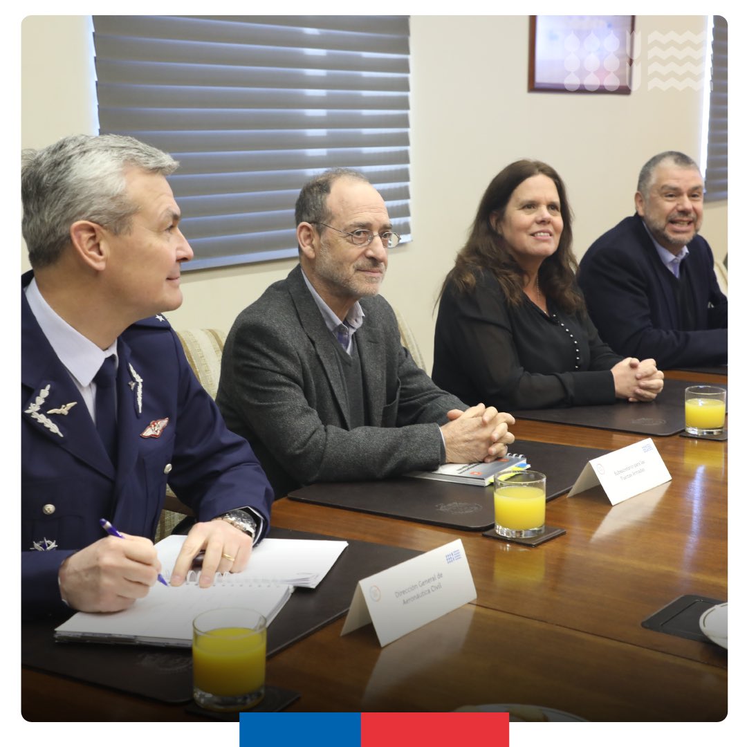 subse_ffaa's tweet photo. [1/2] La ministra de Defensa @Mayafernandeza, junto al subsecretario para las Fuerzas Armadas @GaloEidelstein y la @DGACChile, participaron en la instalación de la mesa de trabajo junto a las asociaciones de funcionarios/as de la aeronáutica civil. https://t.co/r3K8mn1SyS