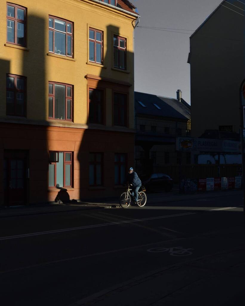 knut's tweet image. Bike in light. Taken on Nordre Fasanvej on Nørrebro in Copenhagen in the beginning of April. instagr.am/p/CrwYRWNMiyO/