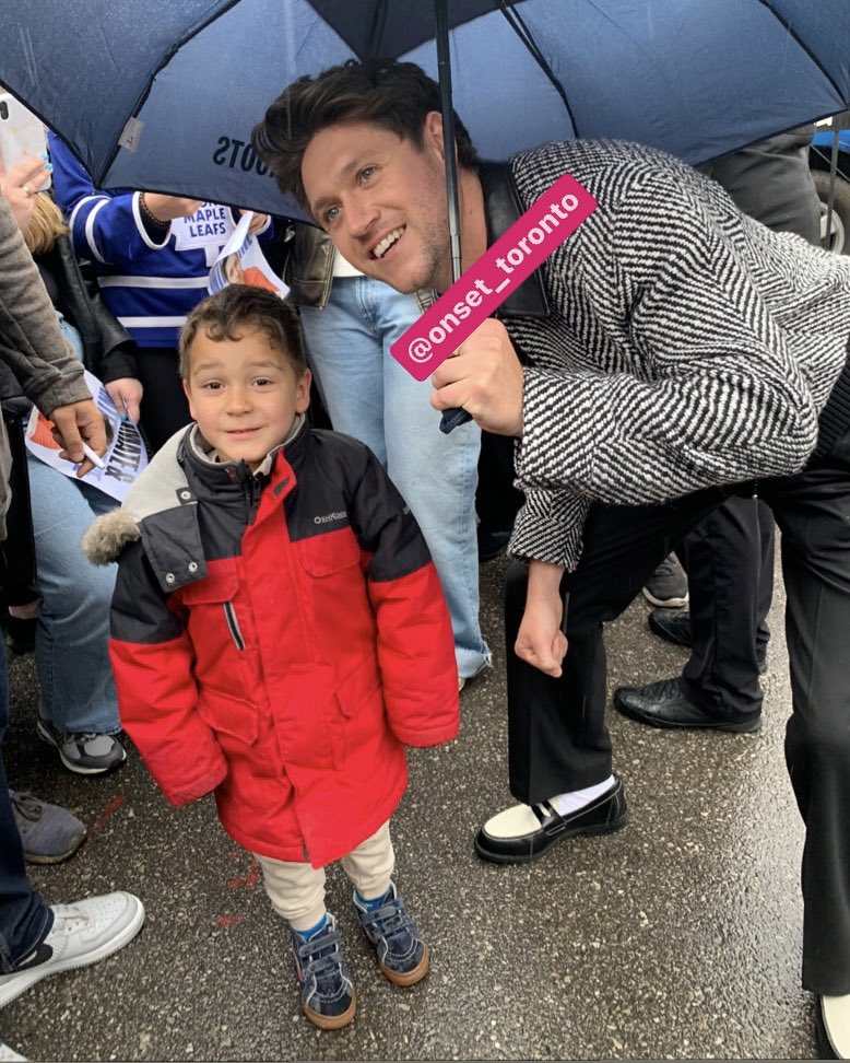 Niall Horan stops for Fans in the rain while Promoting his new album “The Show” in Toronto.
.
.
.
.
.
#niallhoran #theshow #heartbreakweather #heaven #slowhand #nicetomeetyou #thetown #onedirection #1direction #1d #niall #promote #album #singer #toronto