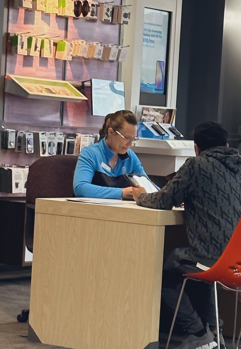 JackalJefferson's tweet photo. Our Beth always going above and beyond to help! Using google translate to speak with customers in Spanish to solve an issue!
#lifeatatt #lagniappe @WolfpackGLM https://t.co/qPSFrWZAXX