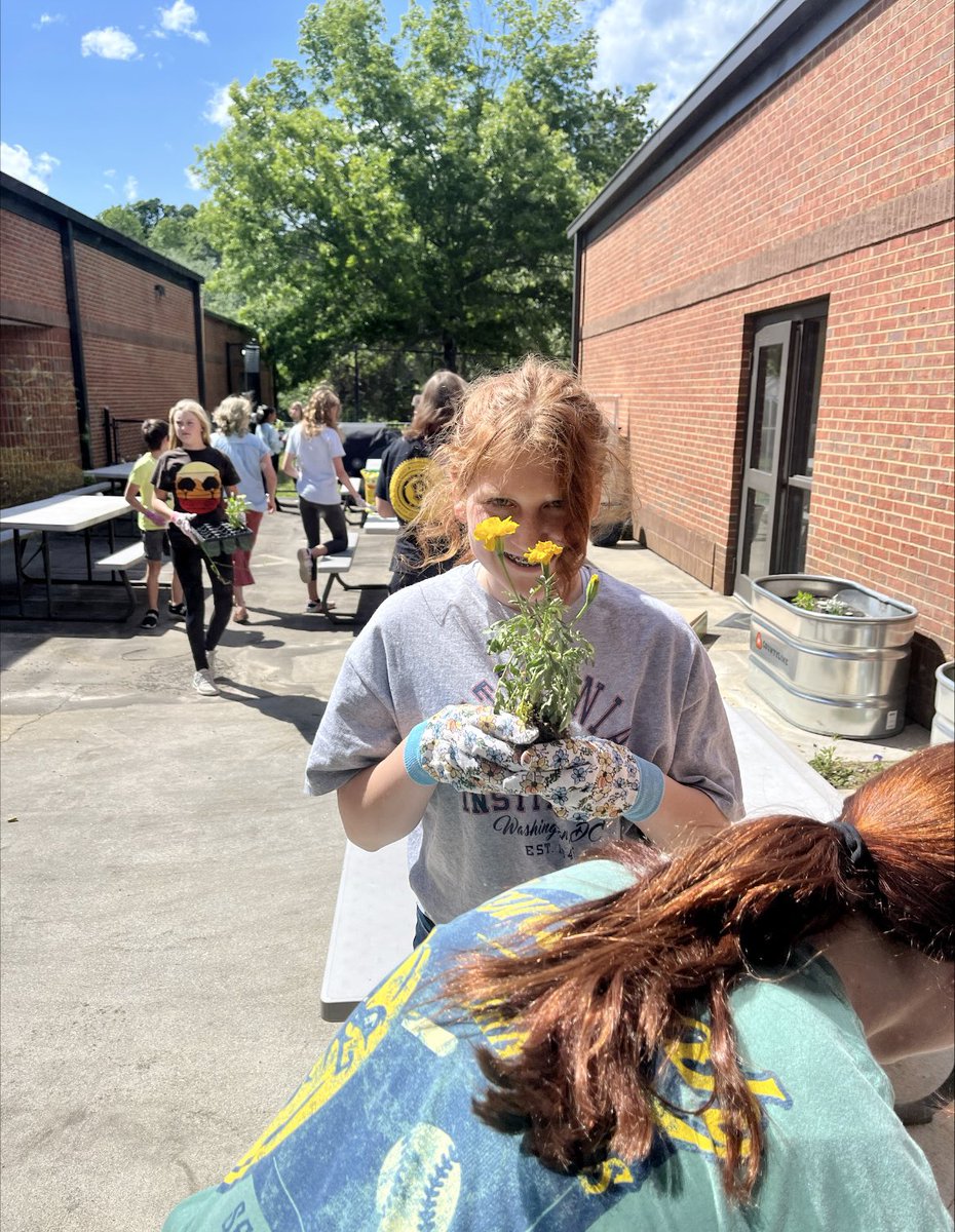 spms_panthers's tweet photo. Jr. Beta Club members spent the afternoon beautifying our outdoor garden space! #PCSDproud #pcsdstrong https://t.co/tQWnhKpzm4