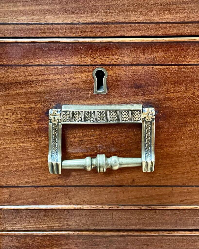 Wonderful original handles on this Regency chest of drawers in golden mahogany, just in. Figured top with ebony line over two short and three long drawers with decorative line, fitted with stunning brasshandles. Raised on turned feet. Circa. 1820 ____ … instagr.am/p/CrwU9b2IAfP/