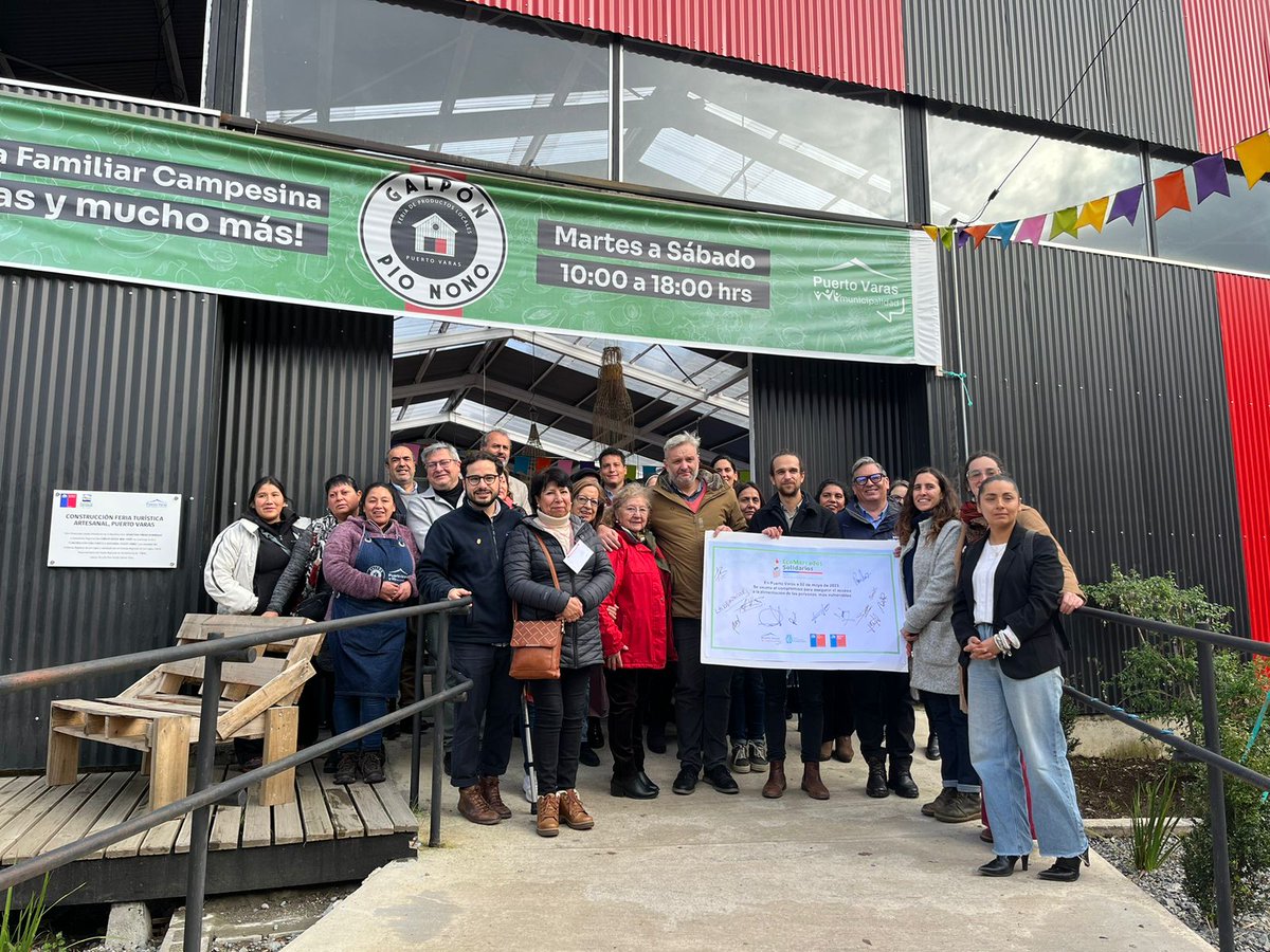 FOSIS_Chile's tweet photo. ¡Ya estamos en Puerto Varas! El nuevo #EcoMercadoSolidario 🍏🍅irá en beneficio de 560 personas en su primera etapa.

El Director Nacional, Nicolás Navarrete, el director regional, Pablo Baeza y el alcalde Tomás Gárate participaron en la actividad de inicio. https://t.co/Z6clm9FN8X