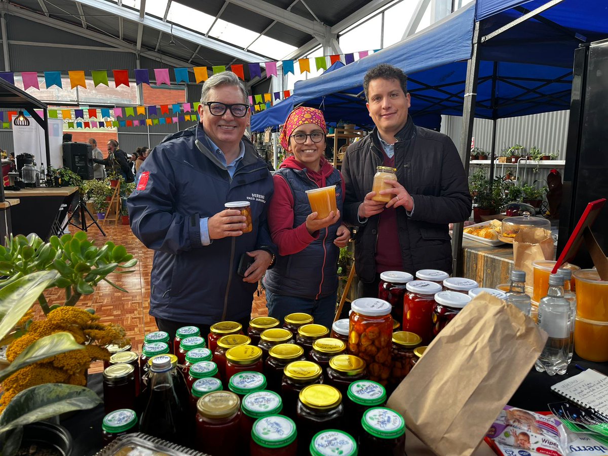 FOSIS_Chile's tweet photo. ¡Ya estamos en Puerto Varas! El nuevo #EcoMercadoSolidario 🍏🍅irá en beneficio de 560 personas en su primera etapa.

El Director Nacional, Nicolás Navarrete, el director regional, Pablo Baeza y el alcalde Tomás Gárate participaron en la actividad de inicio. https://t.co/Z6clm9FN8X