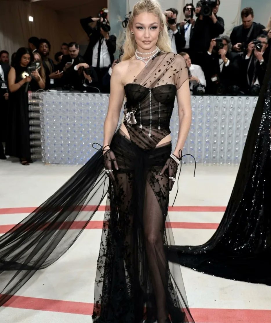 stylemxofficial's tweet photo. Mención honorofica de los mejor vestidos del MET GALA 2023 rindiendo un homenaje a 'Karl Lagerfeld: A line of beauty'

#MetGala #metgala #RedCarpet #lilycollins #jlo #GigiHadid #avamax #vogue #KarlLagerfeld #moda #fashion #fashionpost #mexico #stylemx https://t.co/lmYdfzIp7x