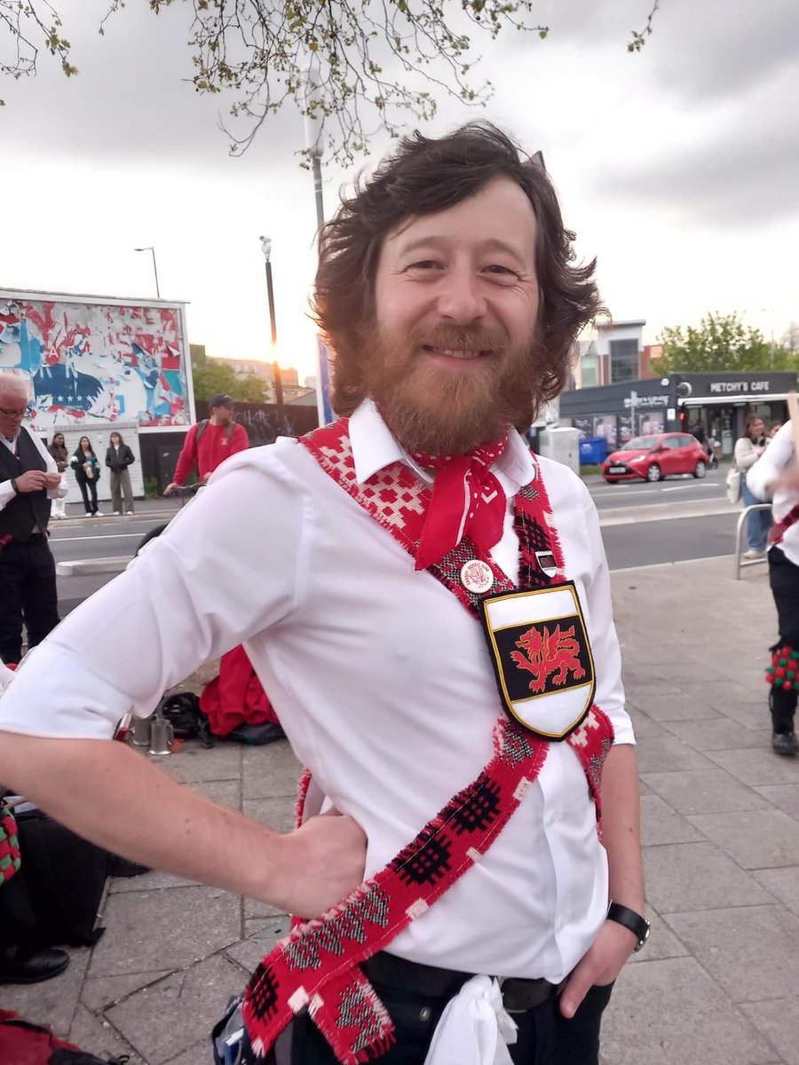 CardiffMorris's tweet photo. Tonight, Cardiff Morris were out and about in Cathays. We started at The Woodville, where we caught the attention of plenty of curious @cardiffuni students, who were just trying to have a quiet drink… https://t.co/5YD35Yh1Vj