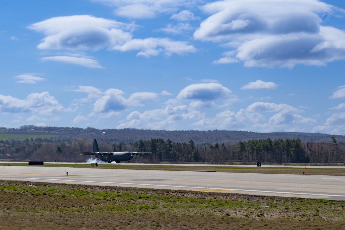 RCAFOperations's tweet photo. Search and Rescue technicians have to land their parachutes in some tight places sometimes! Here #SARTechs from 413 Transport and Rescue Squadron conduct practice jumps from an @RCAF_ARC CC130H Hercules over 14 Wing Greenwood, 28 April, 2023.📸Cpl Ouellet https://t.co/85UZiGmFJ6