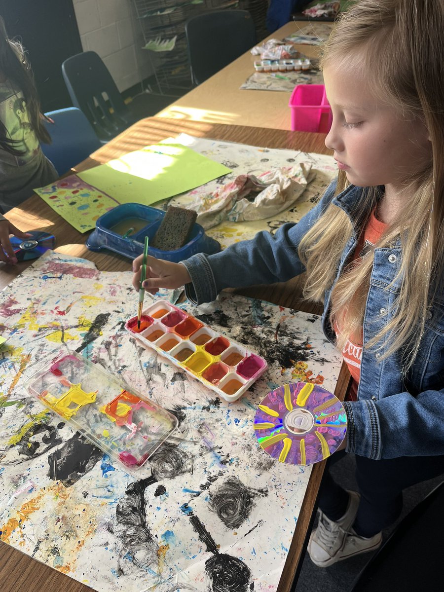 getreadytoARTY's tweet photo. Second grade printmaking with CD’s 💿🎨 https://t.co/D1WSuh5mi9