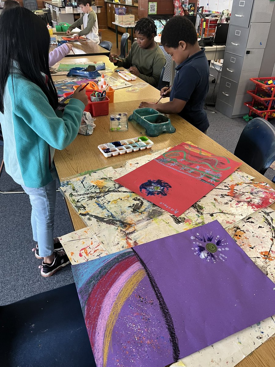 getreadytoARTY's tweet photo. Second grade printmaking with CD’s 💿🎨 https://t.co/D1WSuh5mi9
