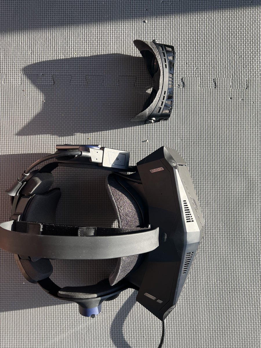 Thrilluwu's tweet photo. Inside of every VR enthusiast are two Headset philosophies.

question is, are you a top or bottom? https://t.co/iNX5EHpst0