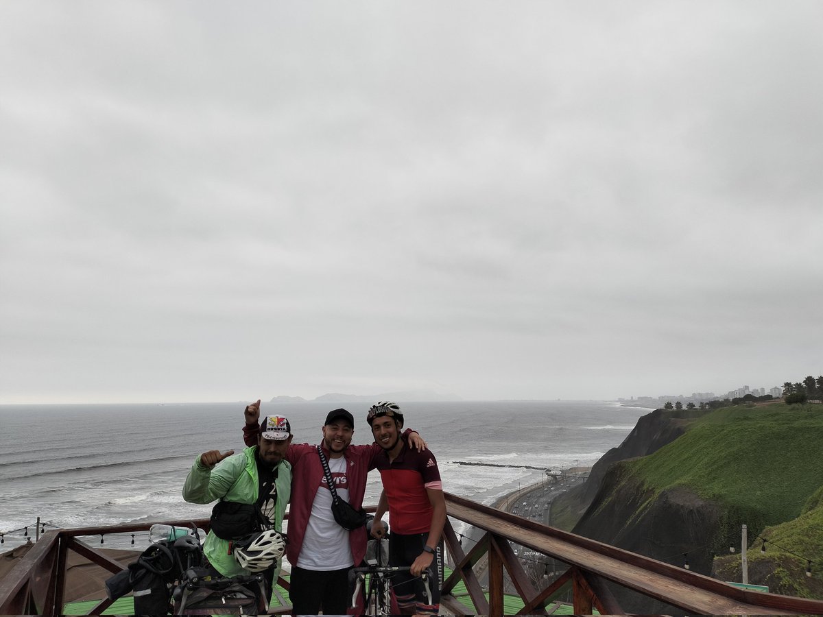 Ya estamos en Perú con este par de loquitos que llegaron pedaleando desde Bogotá. ¡SOMOS SANTA FE🇲🇨! <a href="/douglas_sfe/">[]°) ⚽</a> <a href="/J/">j</a>.