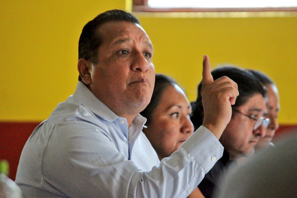 DanielGOaxaca's tweet photo. Seguimos recorriendo las comunidades de mi distrito, hoy nos encontramos en #SantaCruzMixtepec, en una reunión de trabajo con el Diputado, @cesarmateos_oax y las autoridades municipales de la Microregión de los #Mixtepec, https://t.co/iHju6q5Xoy