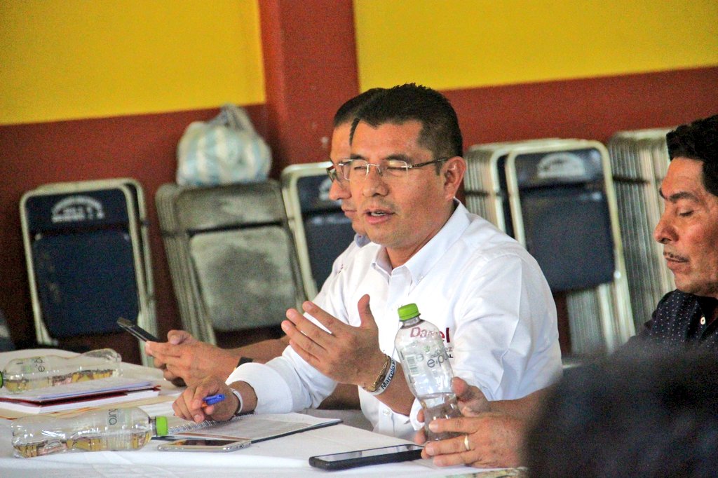 DanielGOaxaca's tweet photo. Seguimos recorriendo las comunidades de mi distrito, hoy nos encontramos en #SantaCruzMixtepec, en una reunión de trabajo con el Diputado, @cesarmateos_oax y las autoridades municipales de la Microregión de los #Mixtepec, https://t.co/iHju6q5Xoy