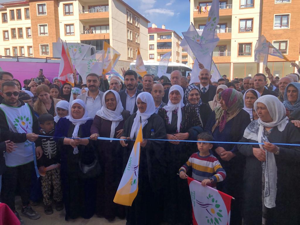 DEMgever's tweet photo. Me îro li TOKİ'yên Pîzokê buroya xwe ya hilbijartinê vekir. Baweriya gelê me hêz dide me. Ser xêrê be!

Em Li Vir in, Em ê Bi Hev re Biguherînin! https://t.co/SBhTWaUM0U