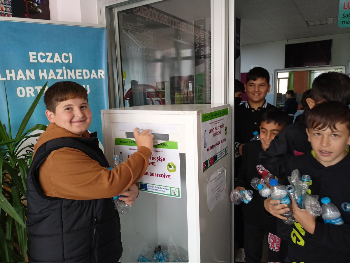 DOGAL_HAYATIKOR's tweet photo. "Doğal hayatı koru, gelecek için sen de bir adım at" isimli Erasmus projemiz kapsamında 5 adet plastik şişe getiren öğrencilerimize 1 adet 500 ml su hediye edildi. Mayıs ayı boyunca devam edecek etkinliğimize öğrencilerimiz yoğun ilgi gösterdiler. https://t.co/hVuOxoVh4j