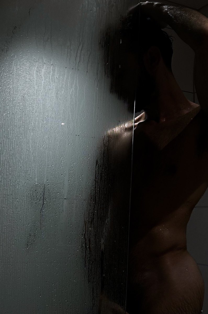 Night routine 
#gay #gayguy #gayman #shower #meninshower #muscle #shirtlessboys #shirtlessmen #nakedmen