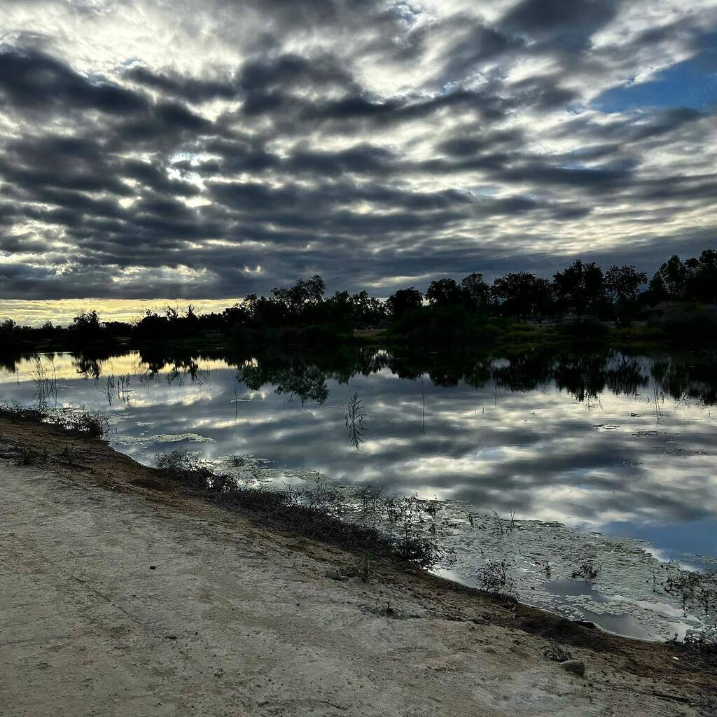 Love the cloudy commutes 
.
.
.
#bikecommute #thingsisawonmybike #outsideisfree #optoutside #lifebehindbars #grizzlycycles661 #gc_adventureteam #putitinthedïrt #gravelride #bakersfieldbybike instagr.am/p/Crv83Wap2_2/