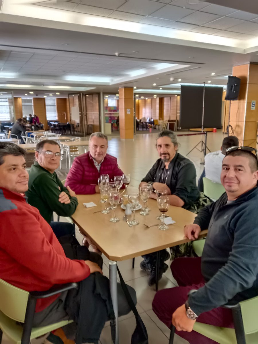 Central_UNT's tweet photo. Y tras las reflexiones de la jornada, un almuerzo conversado. Encuentro Sindical Central UNT Chile. Revisa las imágenes (III parte) #UNT #UNTChile #untchile #centralsindical #sindicatos #trabajadoras #trabajadores #encuentrosindical #DiaDelTrabajo https://t.co/1iHL2OXeMw