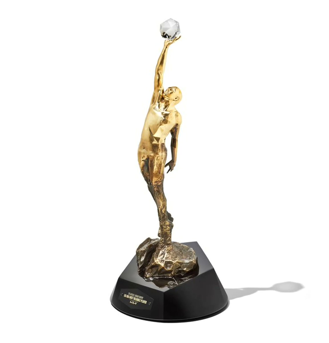 Let's get a closer look at the new Michael Jordan MVP Trophy

🔎The height (23.6') refers to MJ's jersey No. and the rings he's won

🔎The 5-sided base top refers to MJ's five MVPs as well as a nod to MJ's 6 Finals MVP nominations through the 6-sided nameplate

#KiaMVP #NBAwards