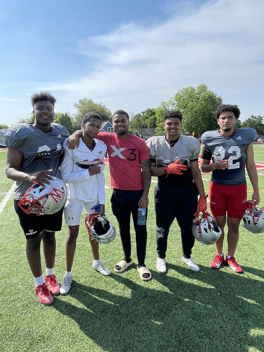 WoodrowFootball's tweet photo. We always love when Alumni come back! Thanks you @Gipson22X for coming out to #HeismanHigh this morning to watch practice and talk to our football program. But more importantly, thank you for paving the way for future Wildcats!! #WoodrowAlum #CodeRed #TakeFlight  #NFL https://t.co/Z8sS3hv4Ti