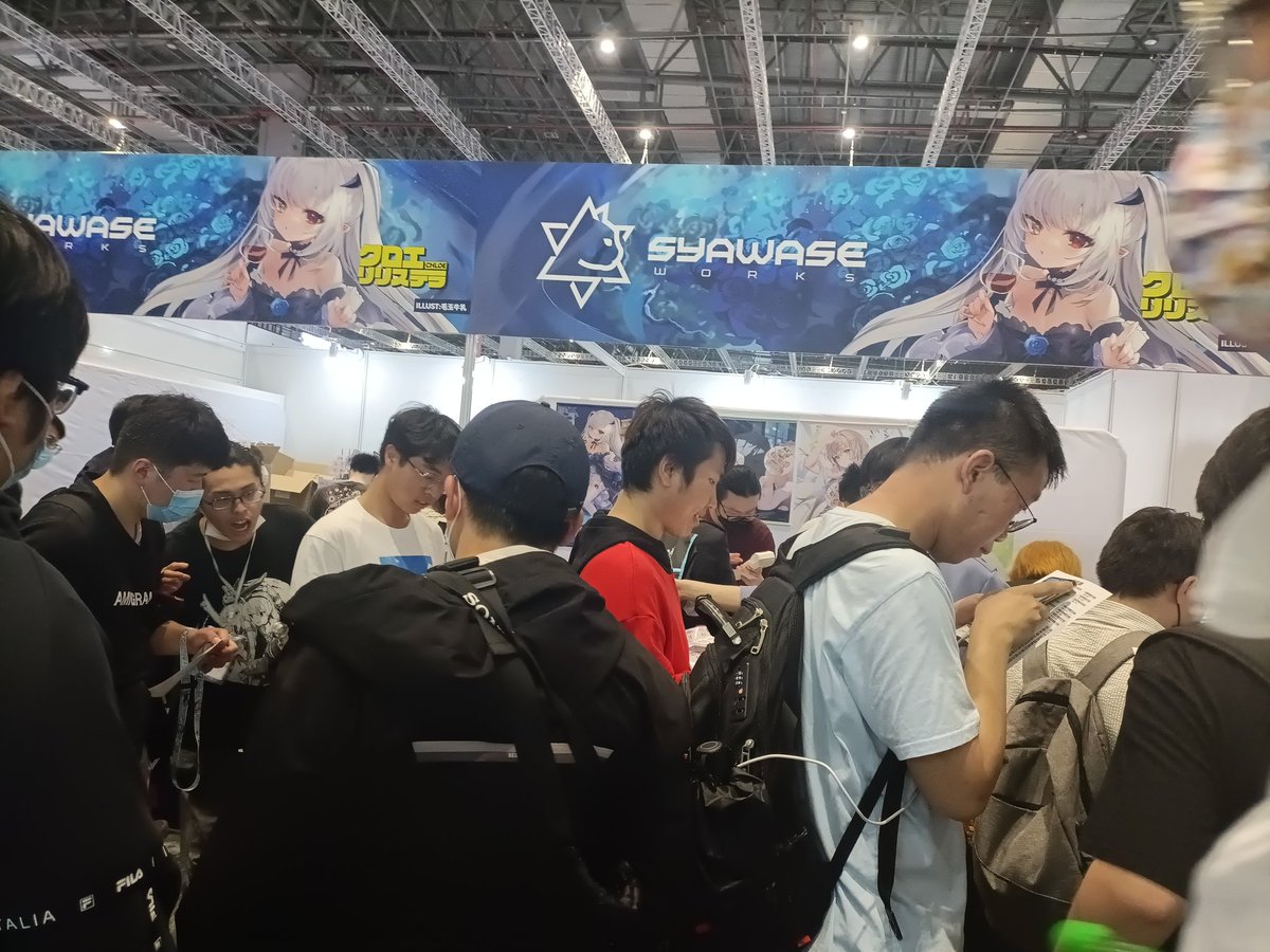 Camelyanic's tweet photo. 找到的时候就已经售罄了...
一直涌入的人流....人太多了
以及一只可爱的霜星ww https://t.co/Ir0CzmK3zI