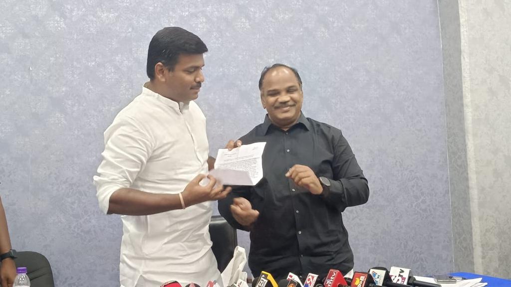 journlistvarma's tweet photo. Meet young Minister G. Amar to take action on vjf membership and elections due to past 12 year's pending. Un official committee miss using Rules.. https://t.co/BHbQKKVcRF