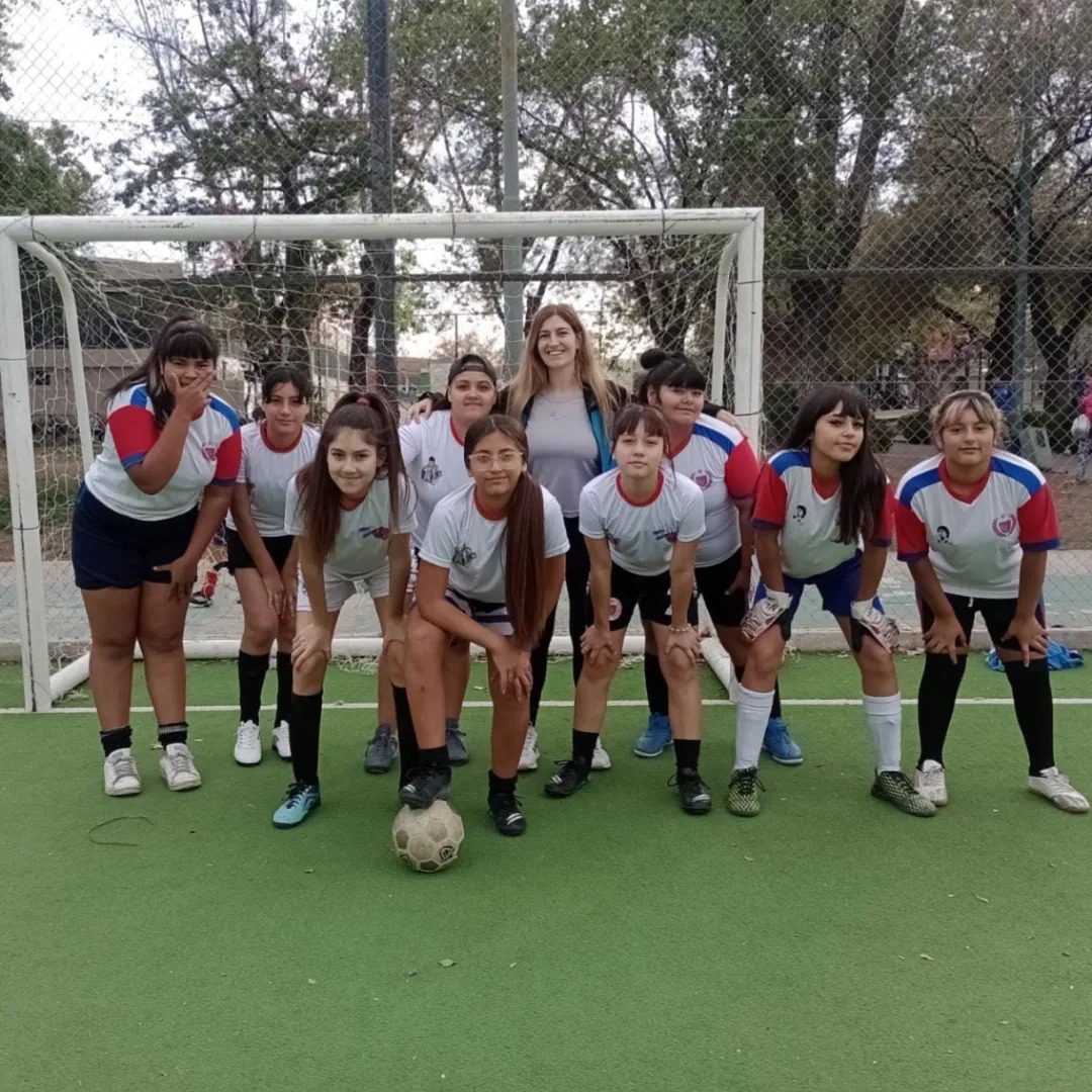 sfescalada's tweet photo. [FUTBOL FEMENINO]

Seguimos jugando. Seguimos aprendiendo.

💙🤍❤️ https://t.co/yuXQ6ukerc