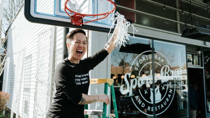 43-year-old used her life savings to open a bar that only plays women's sports—it brought in almost $1 million in 8 months cnbc.com/amp/2023/04/27… #SmallBusiness #entrepreneur #smallboy #startup