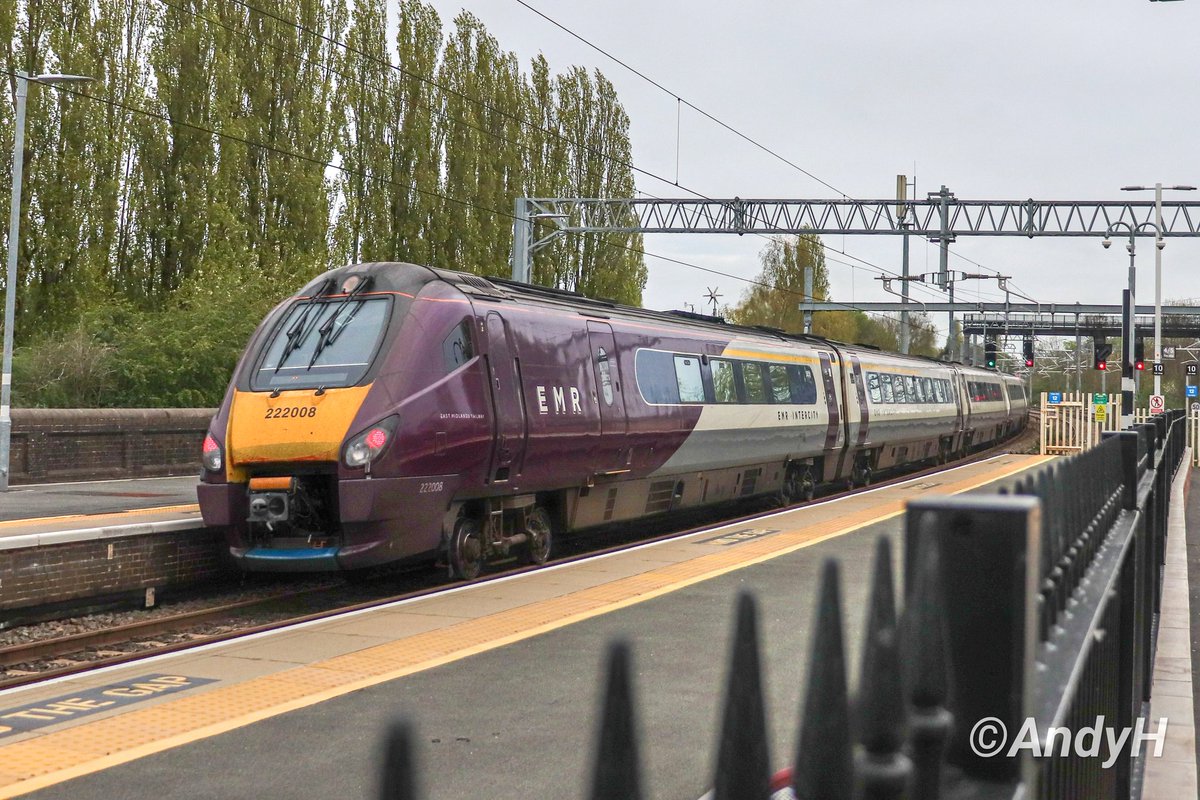 #EMR 222008 departing from Kettering this morning on 1D06 06.05 St.Pancras-Nottingham. Not for any particular reason, just #UnitPhotting whilst waiting for a big blue duff to turn up.. #MML #UnitPhottersUnite 2/5/23.