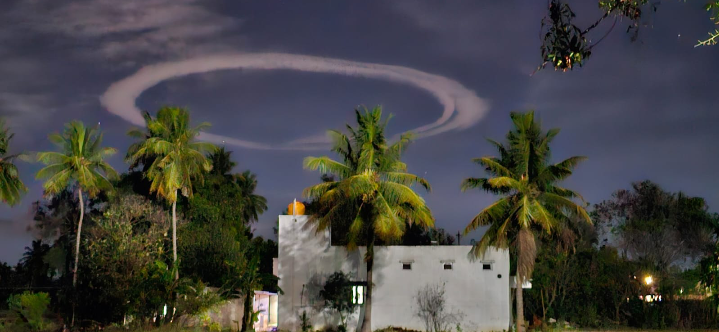 vip_vickey's tweet photo. This photo was took today at Vellore Tamil Nadu what could this be ? 

#mystery#trending#tamilnadu #alien #what #nasa #space #sky #ufo #dark https://t.co/JlKZmaa1mr
