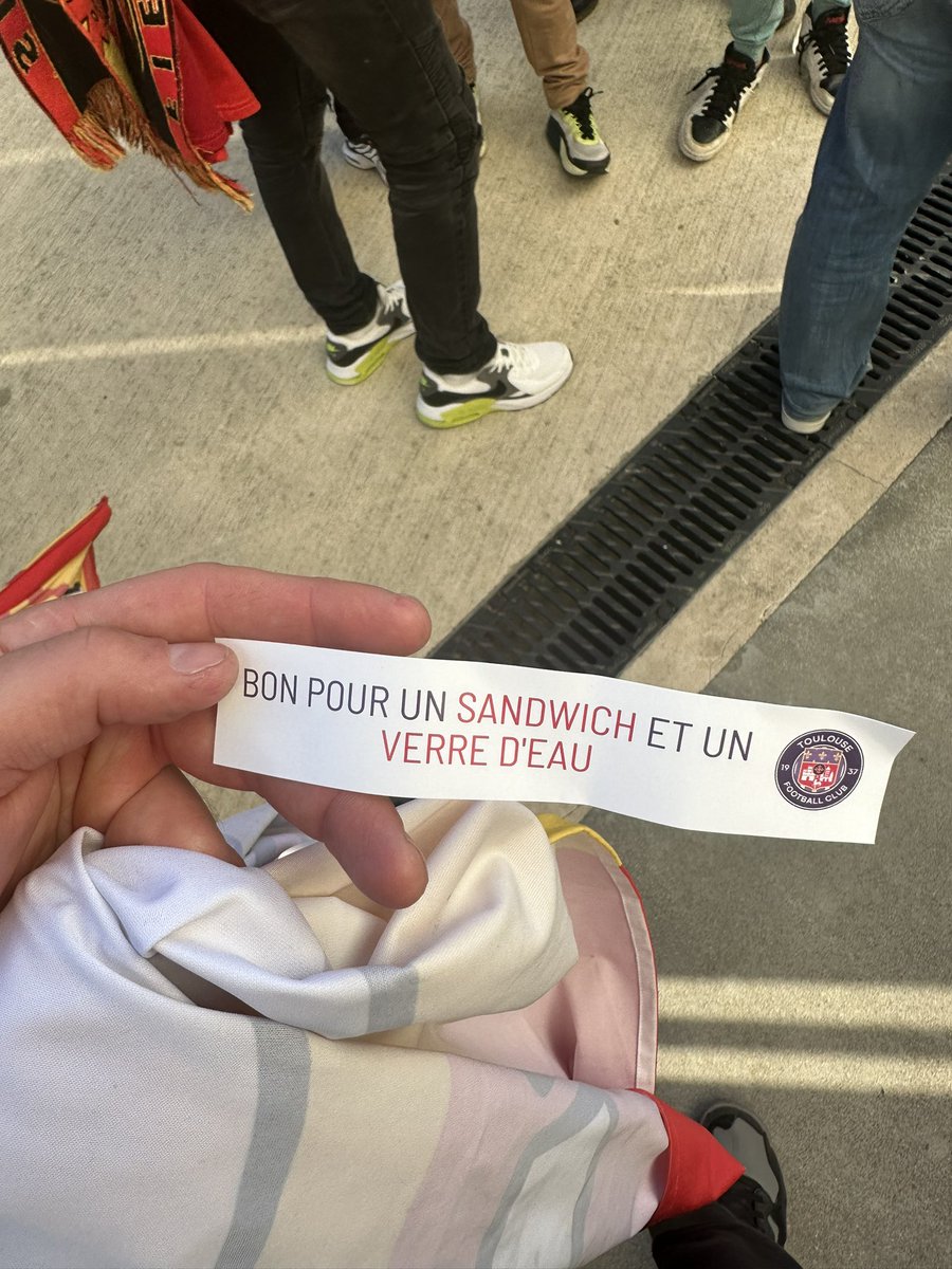 c_brfft's tweet photo. Incroyable @ToulouseFC ❤️💛 https://t.co/PeIVAbWH15