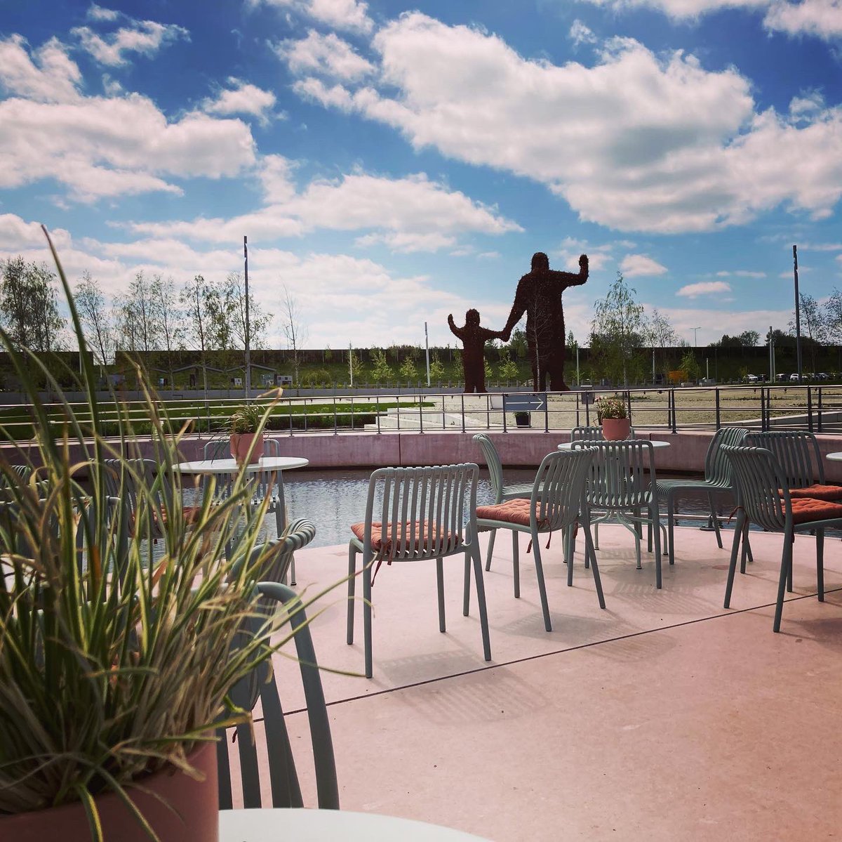 Fijn overleg vanmiddag bij ons museum M met Denise over mooie ideeën 💡 en de historie van #cultuur en #kunst in onze stad. Deze week is M geopend voor publiek. #Meivakantie op het Floriadeterrein. Tip! Een heel lieve expo over ons leven in Almere. Leuk ook voor kinderen. #Almere