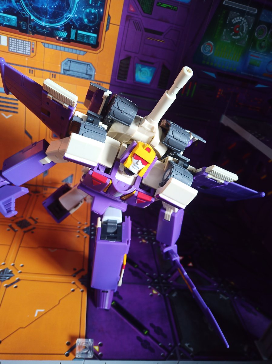 Kureigu8's tweet image. 3/3 glad I got this guy, looking forward to trying out his other modes. #Transformers #ST01 #G1 #Blitzwing #toyphotography #ShowZStore