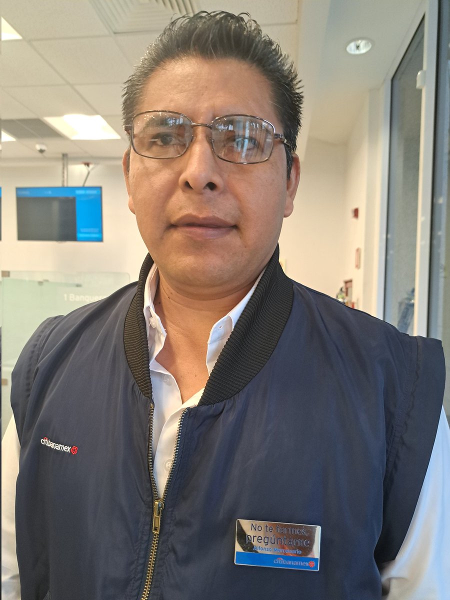 PopocaThomas's tweet photo. Pesima atención por este ejecutivo de citibanamex sucursal zocalo en Acapulco. Pretendia que mi mamá fuera presente a cobrar su pensión, siendo ella una persona de 86 años, le explique pero le valió, ojalá se haga viral y la atención sea mejor. https://t.co/O4OG1tDn1X