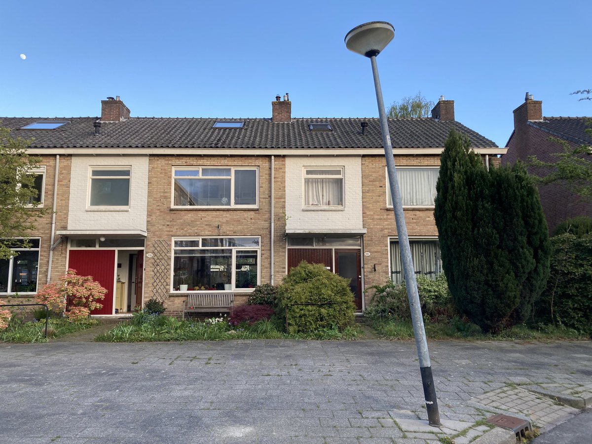 mcvanark's tweet photo. @gem_groningen voor ons huis staat al maanden een scheve lantaarnpaal. Ook is de stoep voor de voortuin flink verzakt na werkzaamheden. Mensen kunnen daar flink struikelen. Kunnen jullie daar wat aan doen? https://t.co/oMaO7eJURV