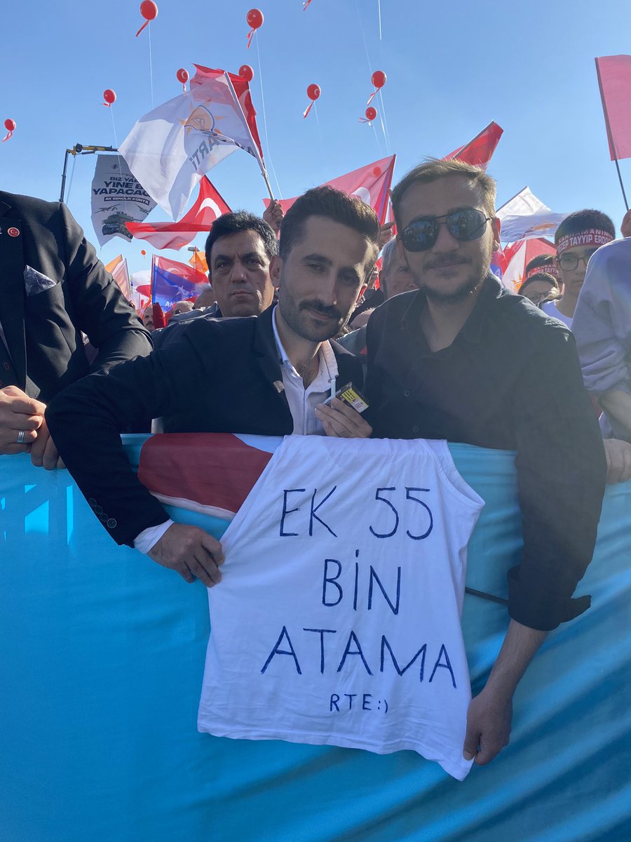 Cumhurbaşkanı Erdoğan’ın Konya mitinginde ‘ek 55 bin atama’ istendi.

Çektiğim bu fotoğraftan sonra talebin yazılı olduğu giysiye de el konuldu 😊

Atanmak, her gencin hakkı.