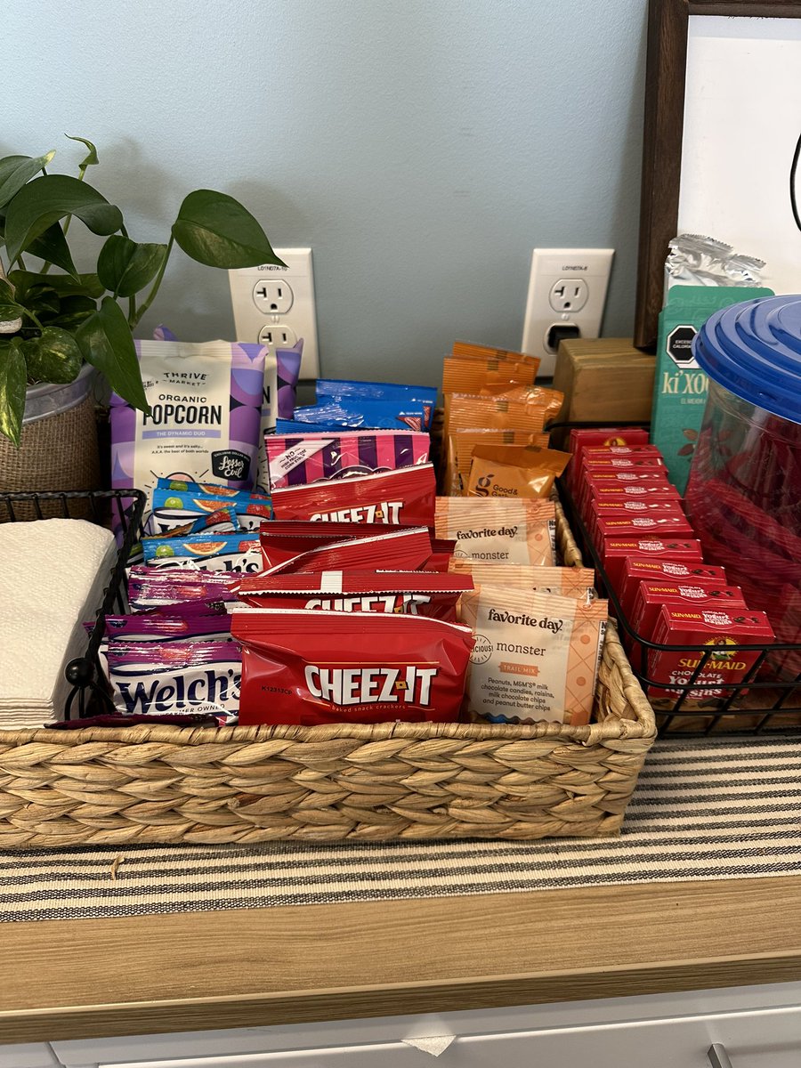 katie_hanz's tweet image. Yesterday, a lady in line at Target asked me if I was a school teacher on account of all the snack packs I was buying… Nope, just Chief of Staff in the best-stocked office in the Senate 🤪 #TeamAshby
