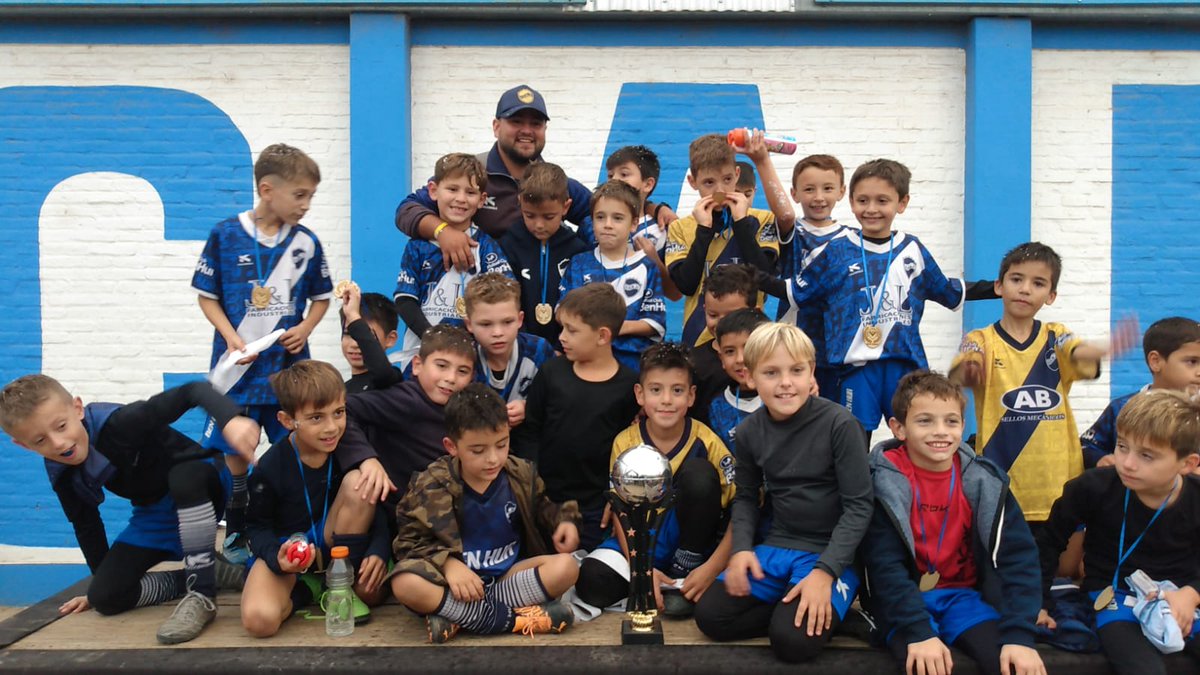 clubbenhur's tweet photo. ⚽️#Infantiles. Este fin de semana, los #Lobitos participaron del torneo organizado por Peñarol. La #BH estuvo presente con 12 equipos. Se destacan el 2º puesto en Copa de Oro para la #Cat2012 y el 1º en Copa de Plata para la #Cat2015.
#VamosBenHur 🔵⚪🔵 https://t.co/oEtWFvk6CE