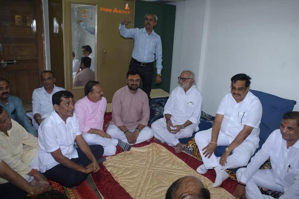 CRPaatil's tweet photo. જ્યાં અનેક સંતોનાં પાવન પગલાં પડ્યા છે એવી પુણ્ય ભૂમિ બગદાણા ખાતે બાપા સીતારામનાં દર્શન કરી આશીર્વાદ મેળવ્યા. અપાર ધન્યતા અને પરમ શાંતિનો અનુભવ કર્યો.

આ પ્રસંગે પ્રદેશ ઉપાધ્યક્ષ શ્રી @janak_bagdana જી, પ્રદેશ મંત્રી શ્રી રઘુભાઇ હુંબલ, સાંસદ શ્રી નારણભાઈ કાછડીયા, જિલ્લા પ્રમુખ શ્રી આર.સી. મકવાણા સહિત હોદ્દેદારો અને આગેવાનો ઉપસ્થિત રહ્યાં.