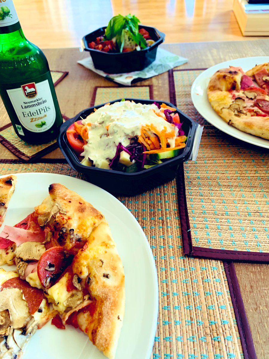 VolkerFriedri10's tweet image. Sagt was ihr wollt, aber geteilte #Pizza ist halbe Pizza, und wenn noch so schön #Spiegelei drauf ist und vom Sole d‘Oro ist. - Aber das Caprese di Bufala ist wie immer der Hammer, allein die Optik, oder?