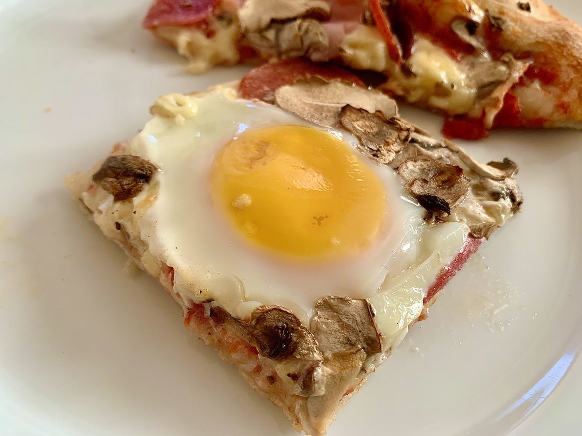 VolkerFriedri10's tweet image. Sagt was ihr wollt, aber geteilte #Pizza ist halbe Pizza, und wenn noch so schön #Spiegelei drauf ist und vom Sole d‘Oro ist. - Aber das Caprese di Bufala ist wie immer der Hammer, allein die Optik, oder?