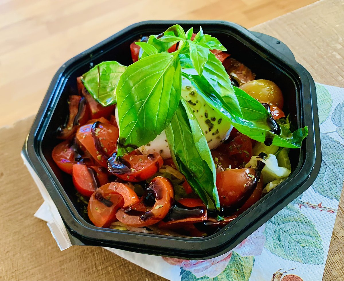 VolkerFriedri10's tweet image. Sagt was ihr wollt, aber geteilte #Pizza ist halbe Pizza, und wenn noch so schön #Spiegelei drauf ist und vom Sole d‘Oro ist. - Aber das Caprese di Bufala ist wie immer der Hammer, allein die Optik, oder?