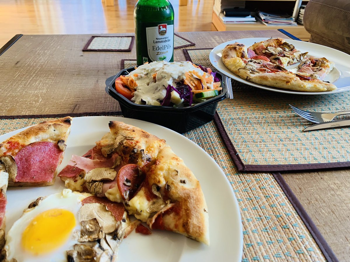 VolkerFriedri10's tweet image. Sagt was ihr wollt, aber geteilte #Pizza ist halbe Pizza, und wenn noch so schön #Spiegelei drauf ist und vom Sole d‘Oro ist. - Aber das Caprese di Bufala ist wie immer der Hammer, allein die Optik, oder?