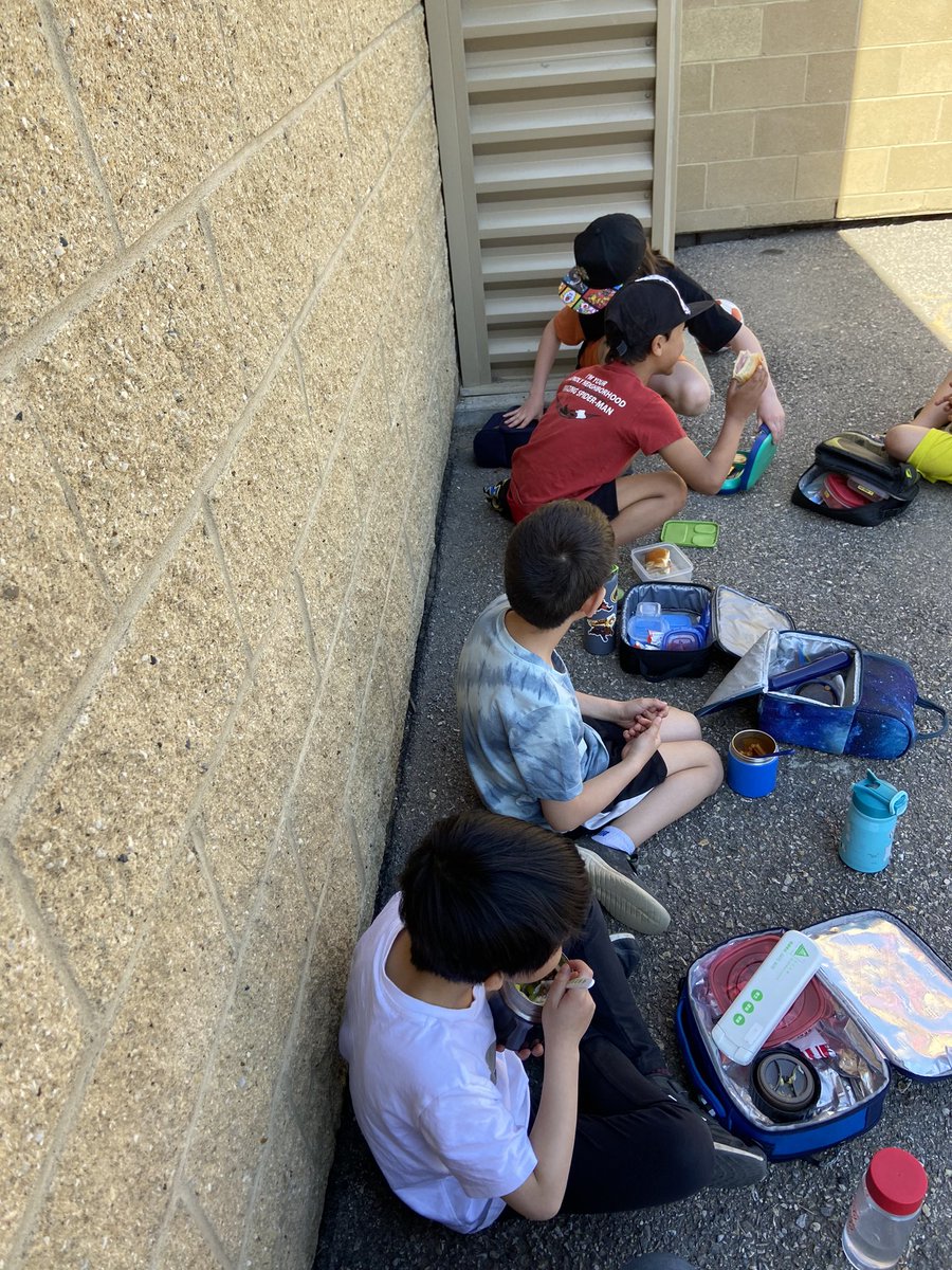 BPSHAWKS2's tweet photo. Grade two - Spring🥰👍 is here! Healthy eating and outside. 🍎🍐🍓🫐🍌🥕🥪#BPSHawks2
#BPSHawkslearn
#BPSHawksrock
#WeareCBE https://t.co/iuczqg09yC