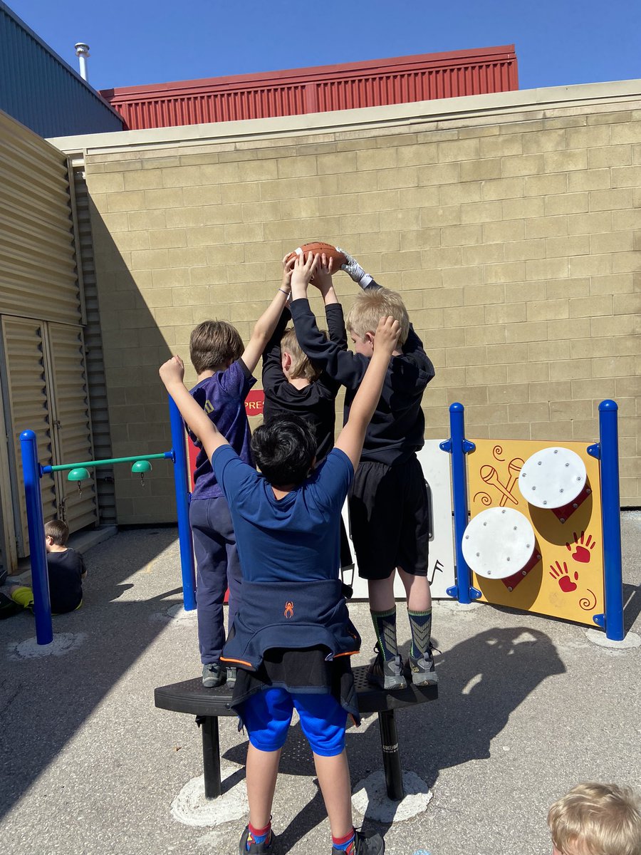 BPSHAWKS2's tweet photo. Grade two - Spring🥰👍 is here! Healthy eating and outside. 🍎🍐🍓🫐🍌🥕🥪#BPSHawks2
#BPSHawkslearn
#BPSHawksrock
#WeareCBE https://t.co/iuczqg09yC