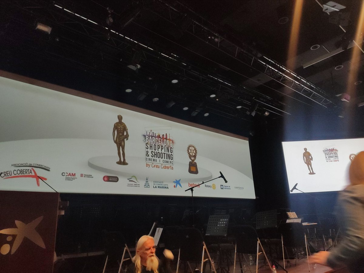 jordi_folck's tweet image. A punt de #Barcelonashopping de @CreuCobertaShop  al @CaixaForum presentar per @Alberttorras i amb @Riedweg en la càmara i els concursants en l'acció #PremisHermes del Comerç
Cal activar el comerç pels camins de la Cultura. Perquè el comerç és la  primera força de Catalunya!