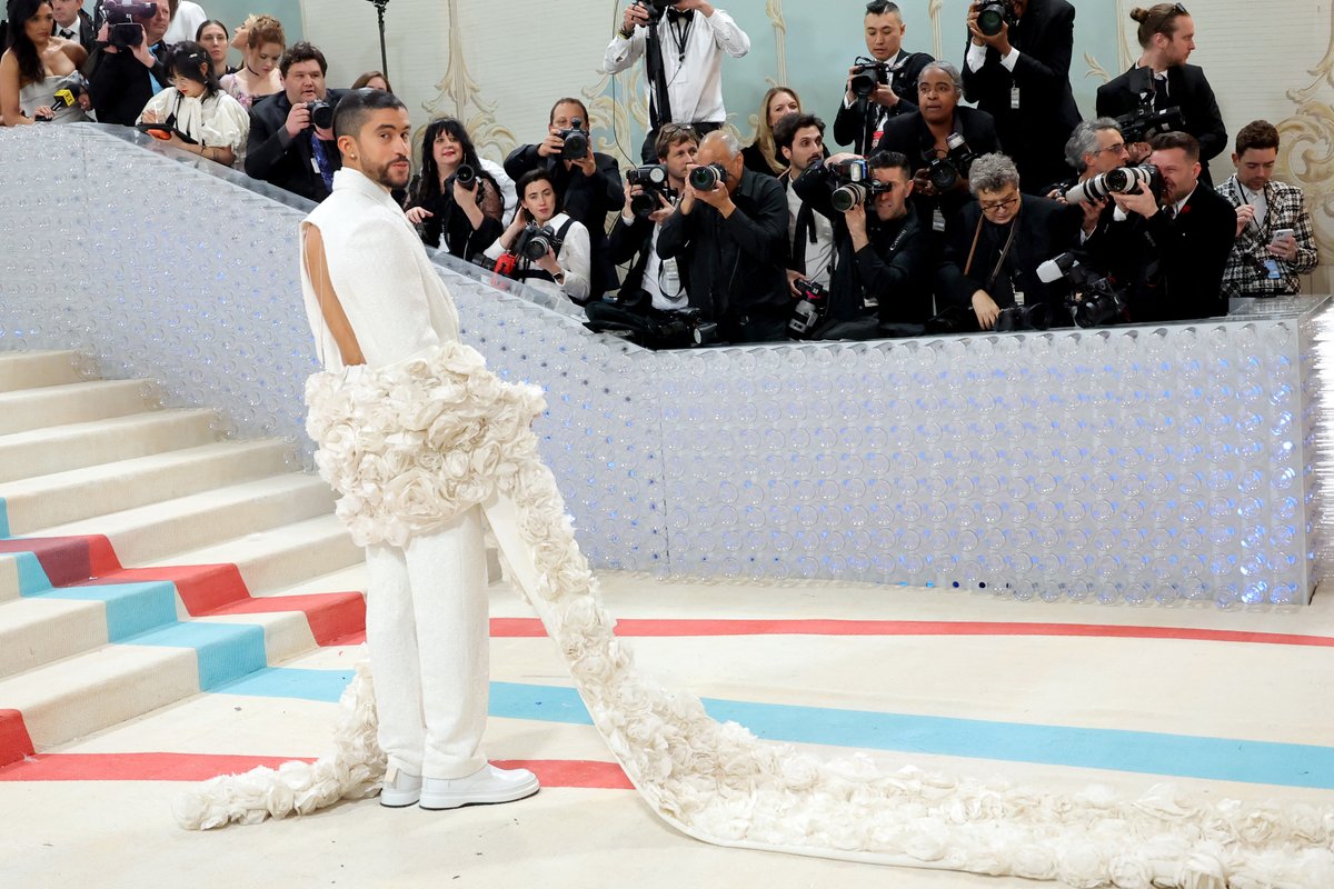 diarioelheraldo's tweet photo. #BadBunny desfila en la alfombra roja de la #MetGala2023 con un escote. ¿Qué te pareció su atuendo? https://t.co/uWzy9r0DGv