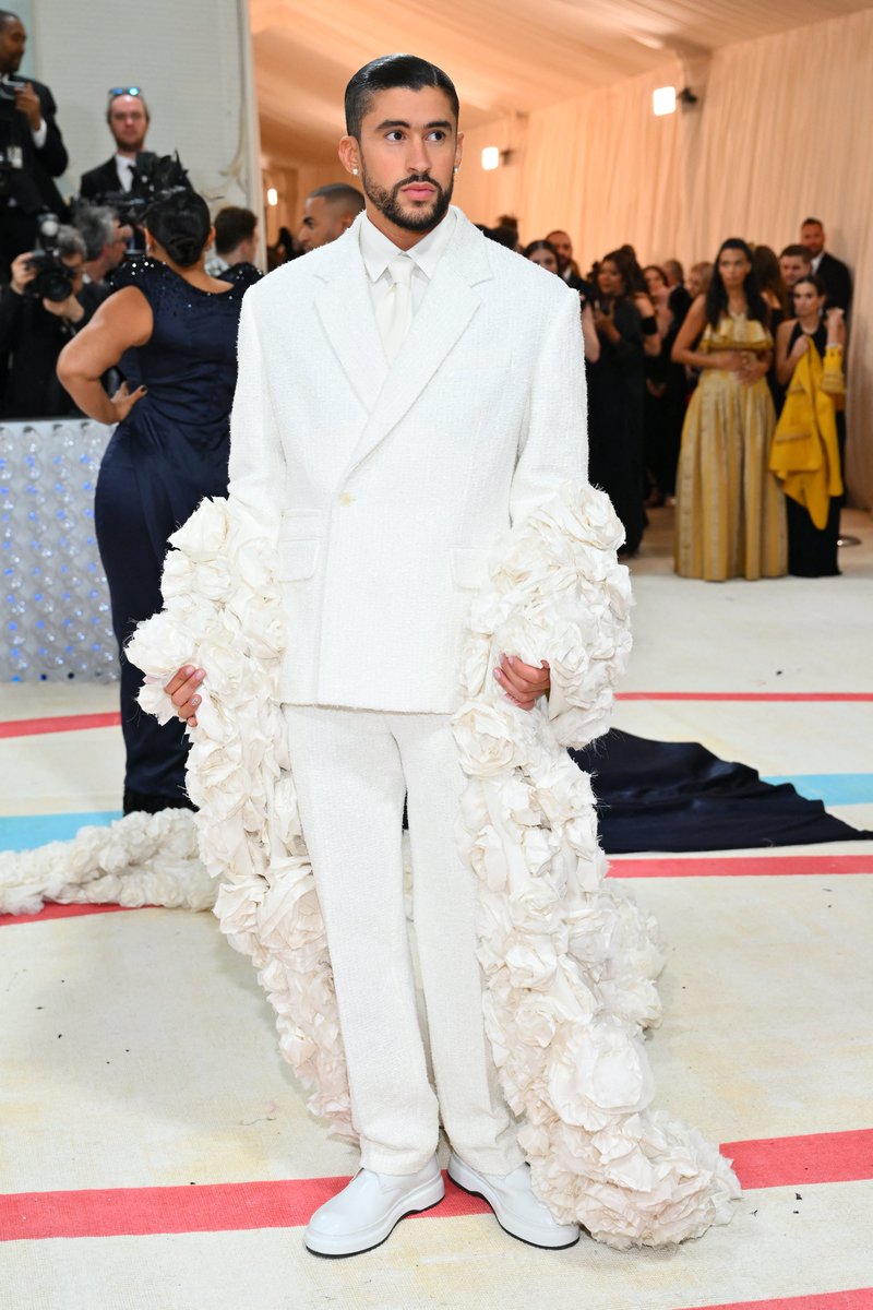 diarioelheraldo's tweet photo. #BadBunny desfila en la alfombra roja de la #MetGala2023 con un escote. ¿Qué te pareció su atuendo? https://t.co/uWzy9r0DGv
