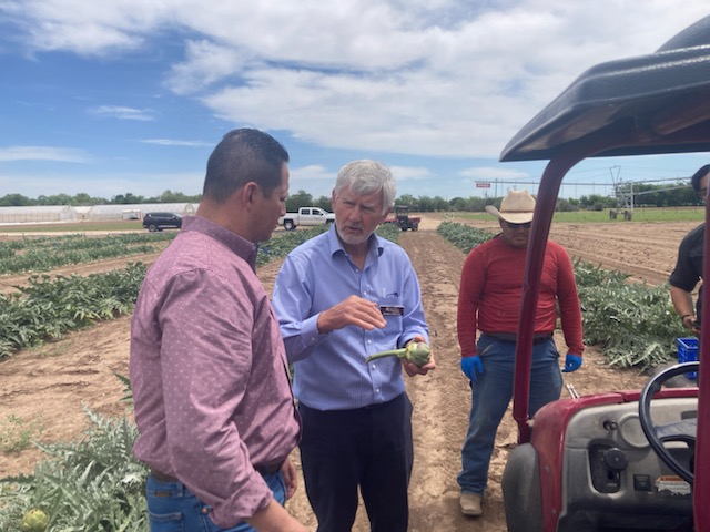 txresearch's tweet photo. Big thanks to @RepTonyGonzales for your time at our #AgriLifeResearch and Extension Center at Uvalde. Great discussions on produce, vegetables, wildlife, ticks, Ag as STEM! https://t.co/lpVgSdkz2J